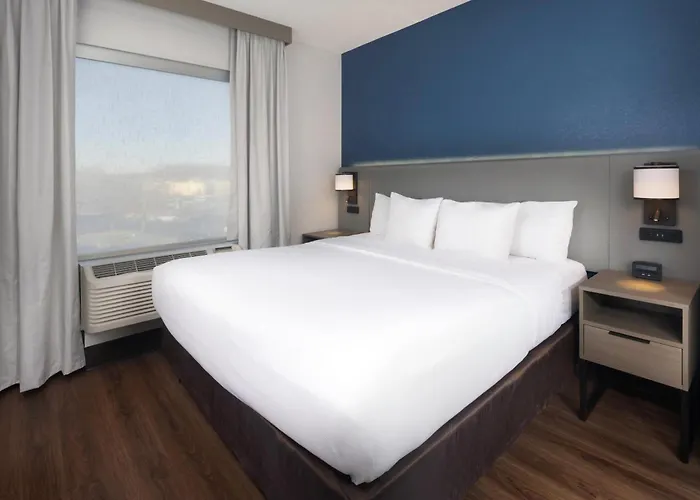 Comfort Suites Outlet Center